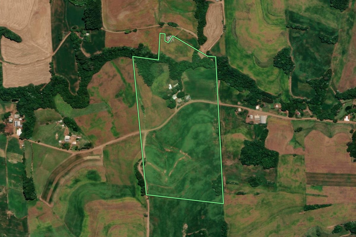 Imagem de satélite do imóvel rural em Ronda Alta (RS), com o contorno declarado no CAR desenhado por cima.