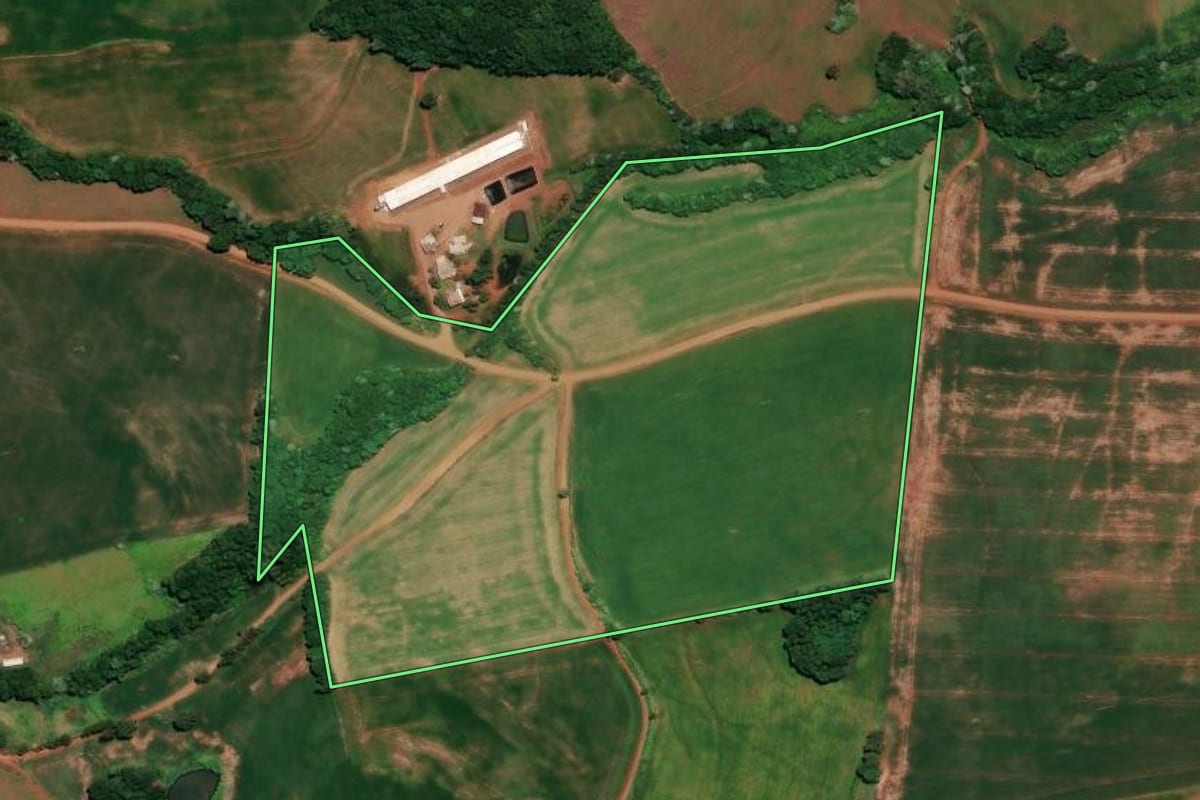 Imagem de satélite do imóvel rural em Ronda Alta (RS), com o contorno declarado no CAR desenhado por cima.