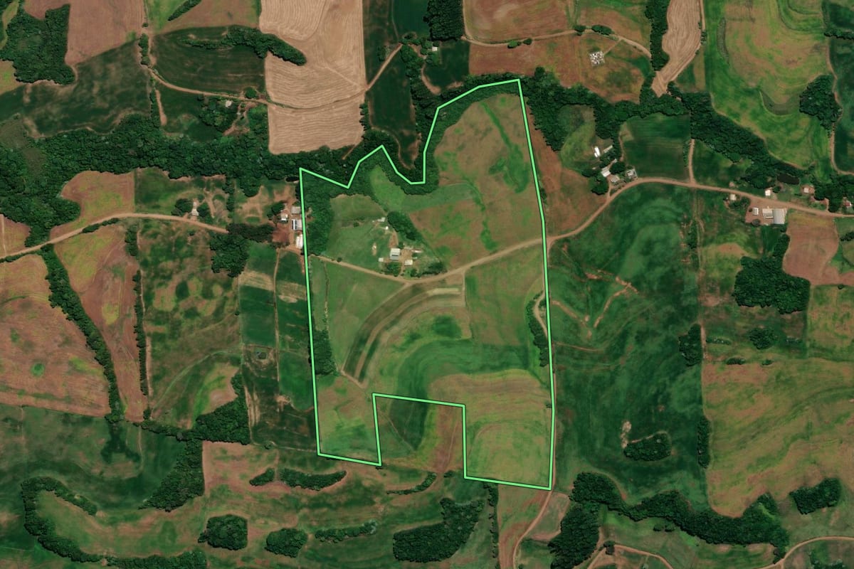 Imagem de satélite do imóvel rural em Ronda Alta (RS), com o contorno declarado no CAR desenhado por cima.