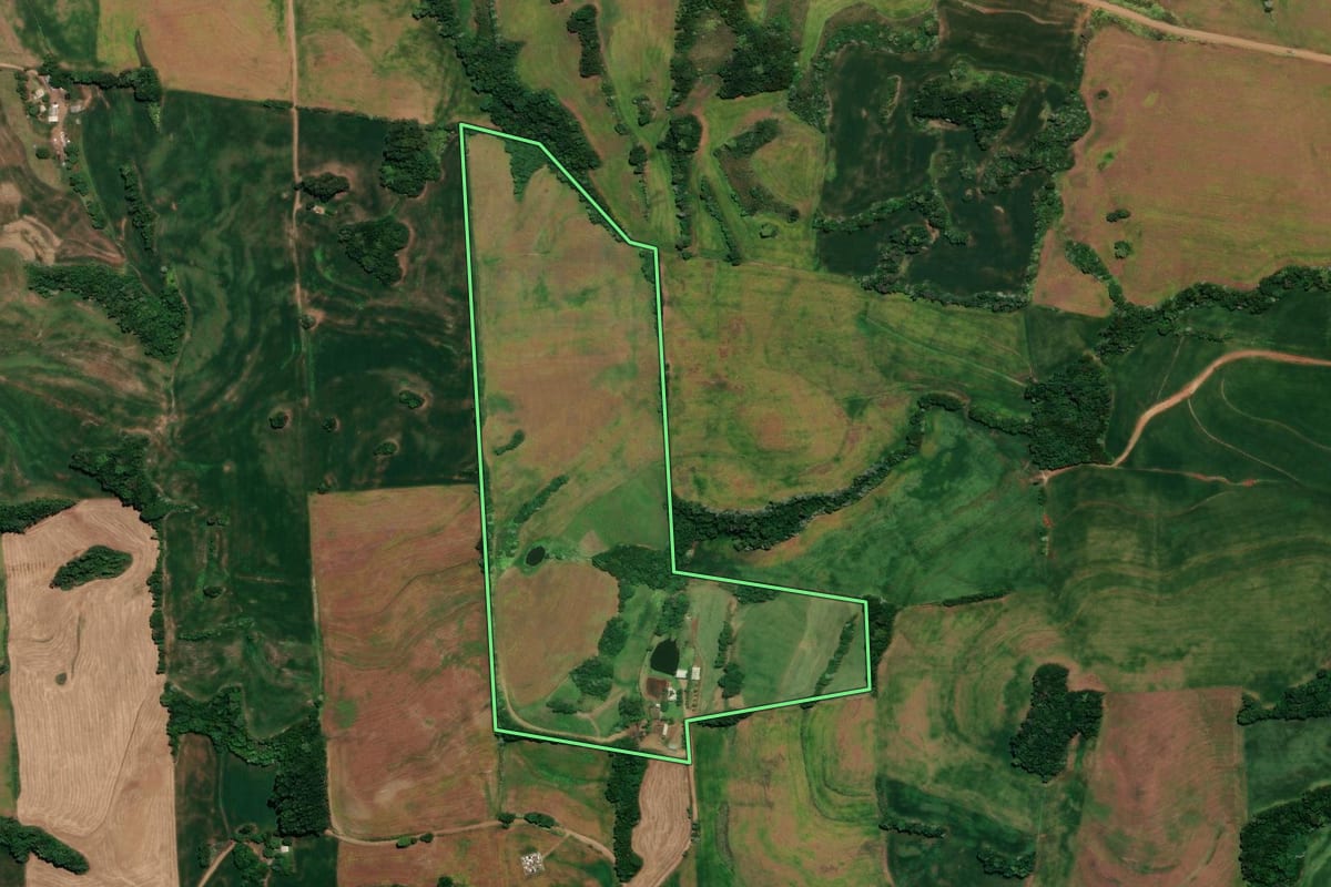 Imagem de satélite do imóvel rural em Ronda Alta (RS), com o contorno declarado no CAR desenhado por cima.