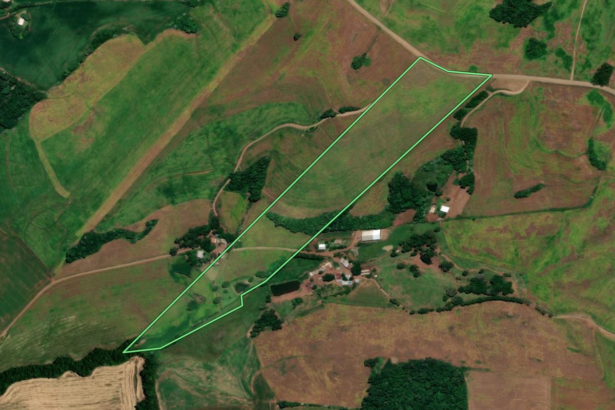Imagem de satélite do imóvel rural em Rondinha (RS), com o contorno declarado no CAR desenhado por cima.