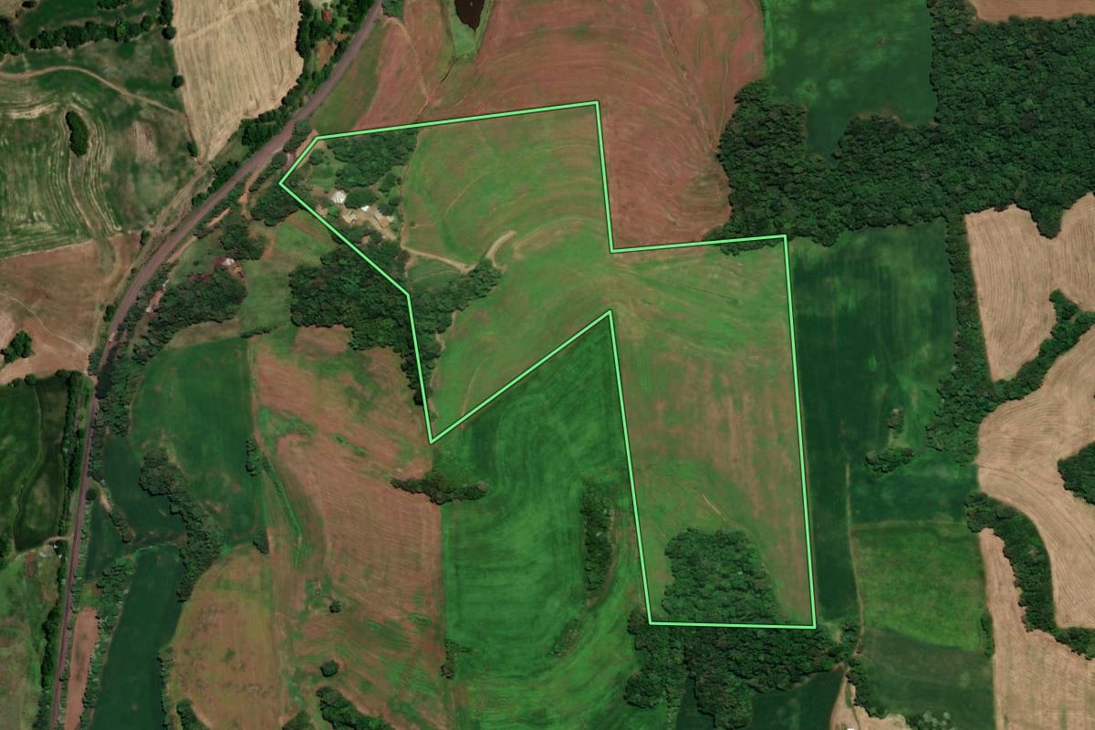 Imagem de satélite do imóvel rural em Rondinha (RS), com o contorno declarado no CAR desenhado por cima.