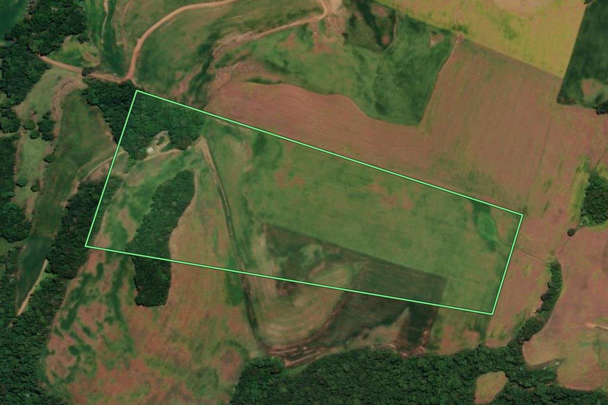 Imagem de satélite do imóvel rural em Rondinha (RS), com o contorno declarado no CAR desenhado por cima.