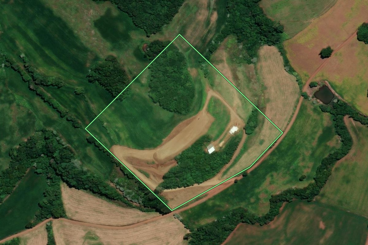 Imagem de satélite do imóvel rural em Rondinha (RS), com o contorno declarado no CAR desenhado por cima.