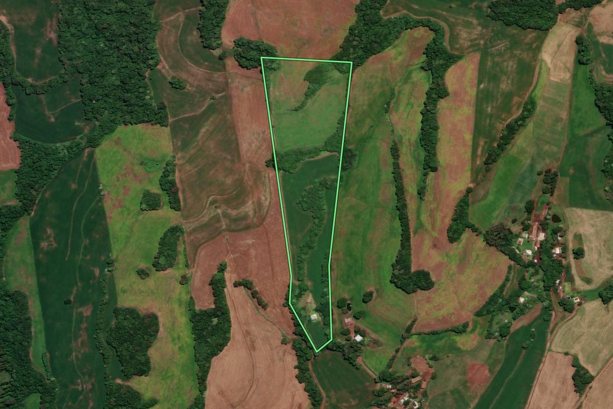 Imagem de satélite do imóvel rural em Rondinha (RS), com o contorno declarado no CAR desenhado por cima.