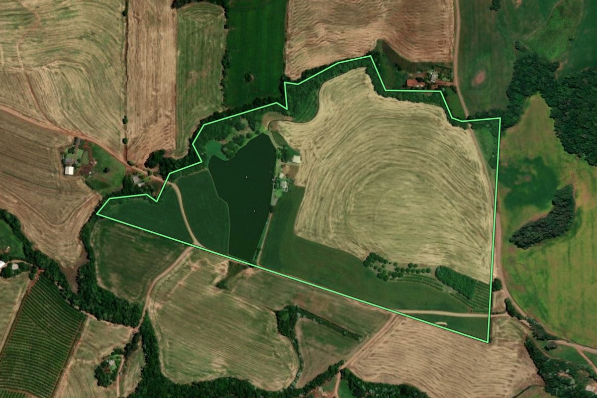 Imagem de satélite do imóvel rural em Rondinha (RS), com o contorno declarado no CAR desenhado por cima.