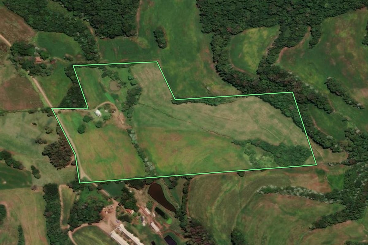 Imagem de satélite do imóvel rural em Rondinha (RS), com o contorno declarado no CAR desenhado por cima.