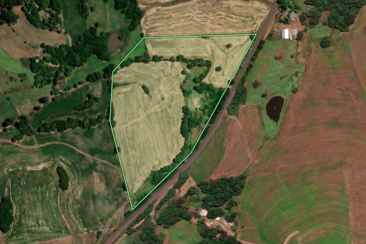 Imagem de satélite do imóvel rural em Rondinha (RS), com o contorno declarado no CAR desenhado por cima.