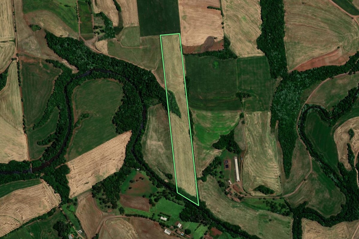Imagem de satélite do imóvel rural em Rondinha (RS), com o contorno declarado no CAR desenhado por cima.