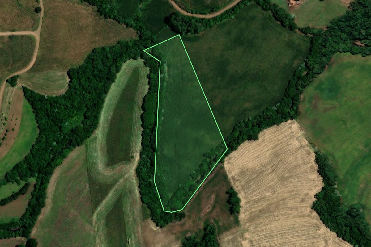 Imagem de satélite do imóvel rural em Rondinha (RS), com o contorno declarado no CAR desenhado por cima.