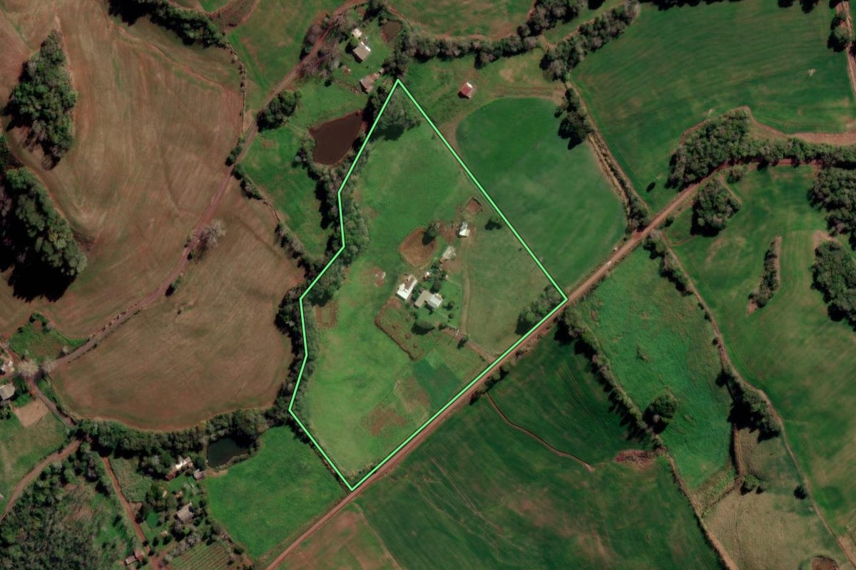 Imagem de satélite do imóvel rural em Rondinha (RS), com o contorno declarado no CAR desenhado por cima.