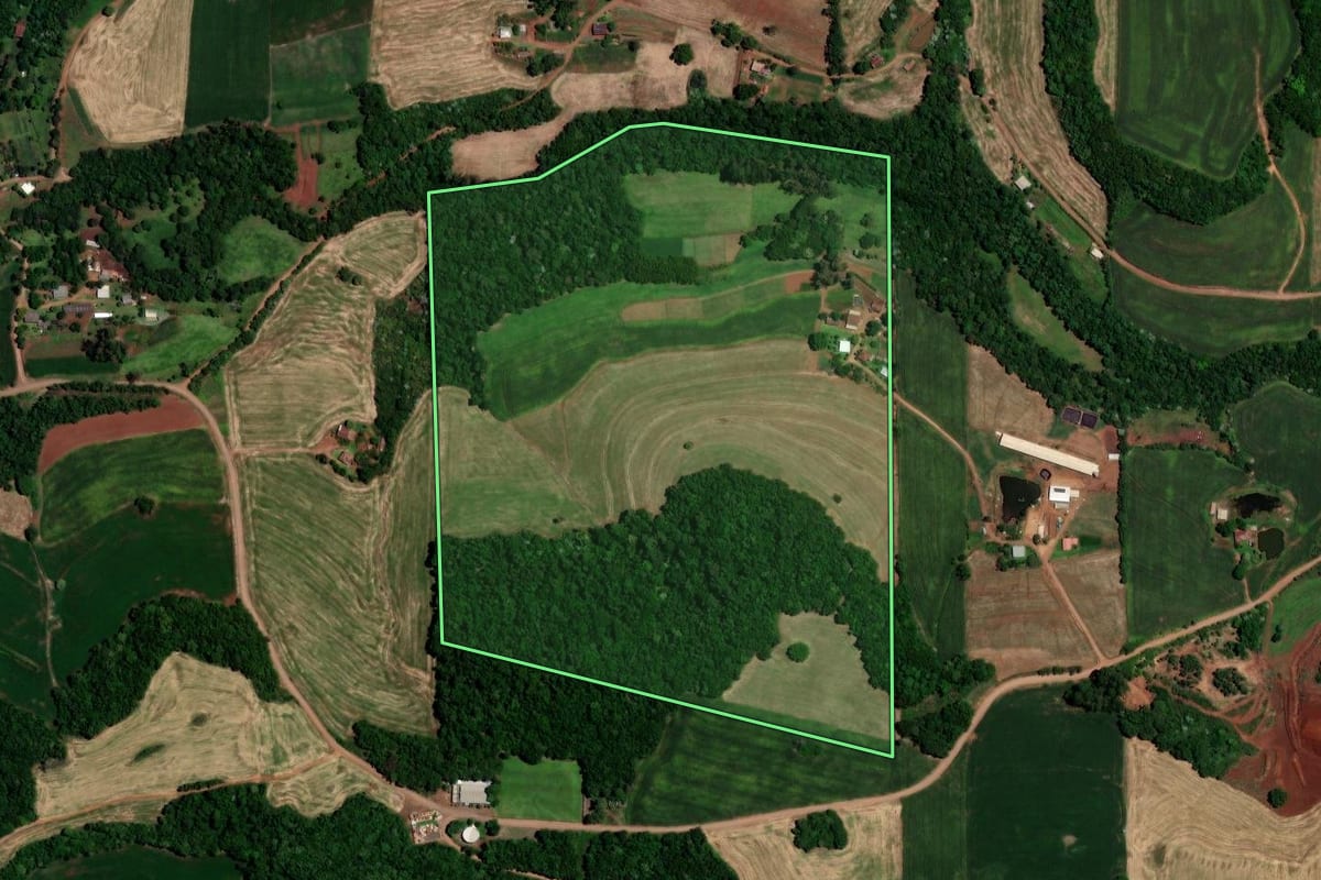 Imagem de satélite do imóvel rural em Rondinha (RS), com o contorno declarado no CAR desenhado por cima.
