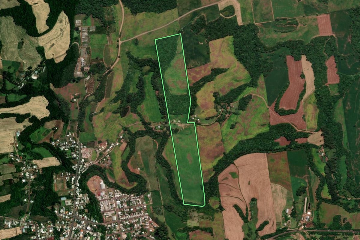 Imagem de satélite do imóvel rural em Rondinha (RS), com o contorno declarado no CAR desenhado por cima.