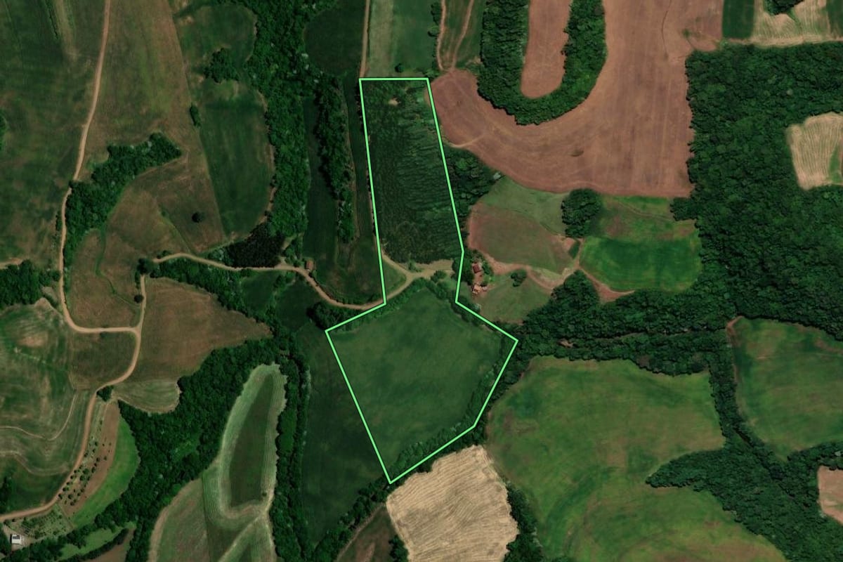 Imagem de satélite do imóvel rural em Rondinha (RS), com o contorno declarado no CAR desenhado por cima.