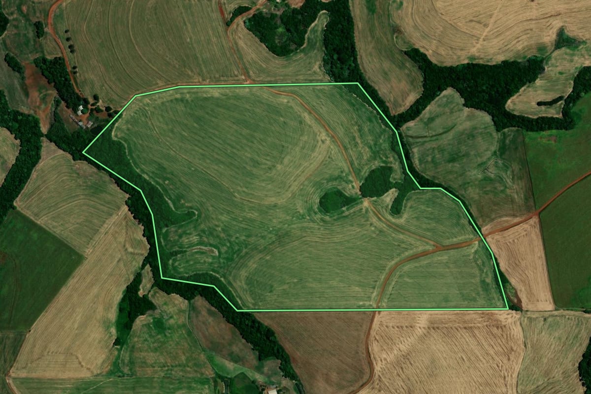 Imagem de satélite do imóvel rural em Rondinha (RS), com o contorno declarado no CAR desenhado por cima.