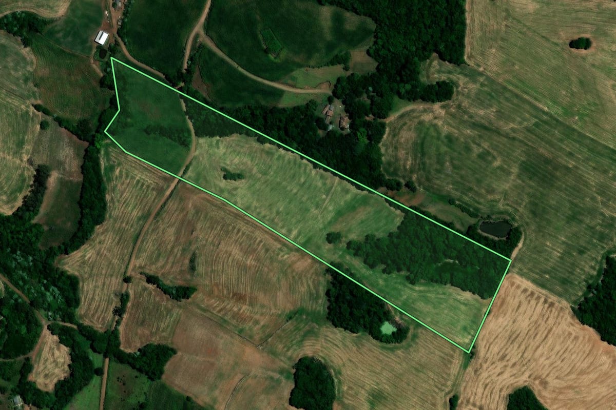 Imagem de satélite do imóvel rural em Rondinha (RS), com o contorno declarado no CAR desenhado por cima.