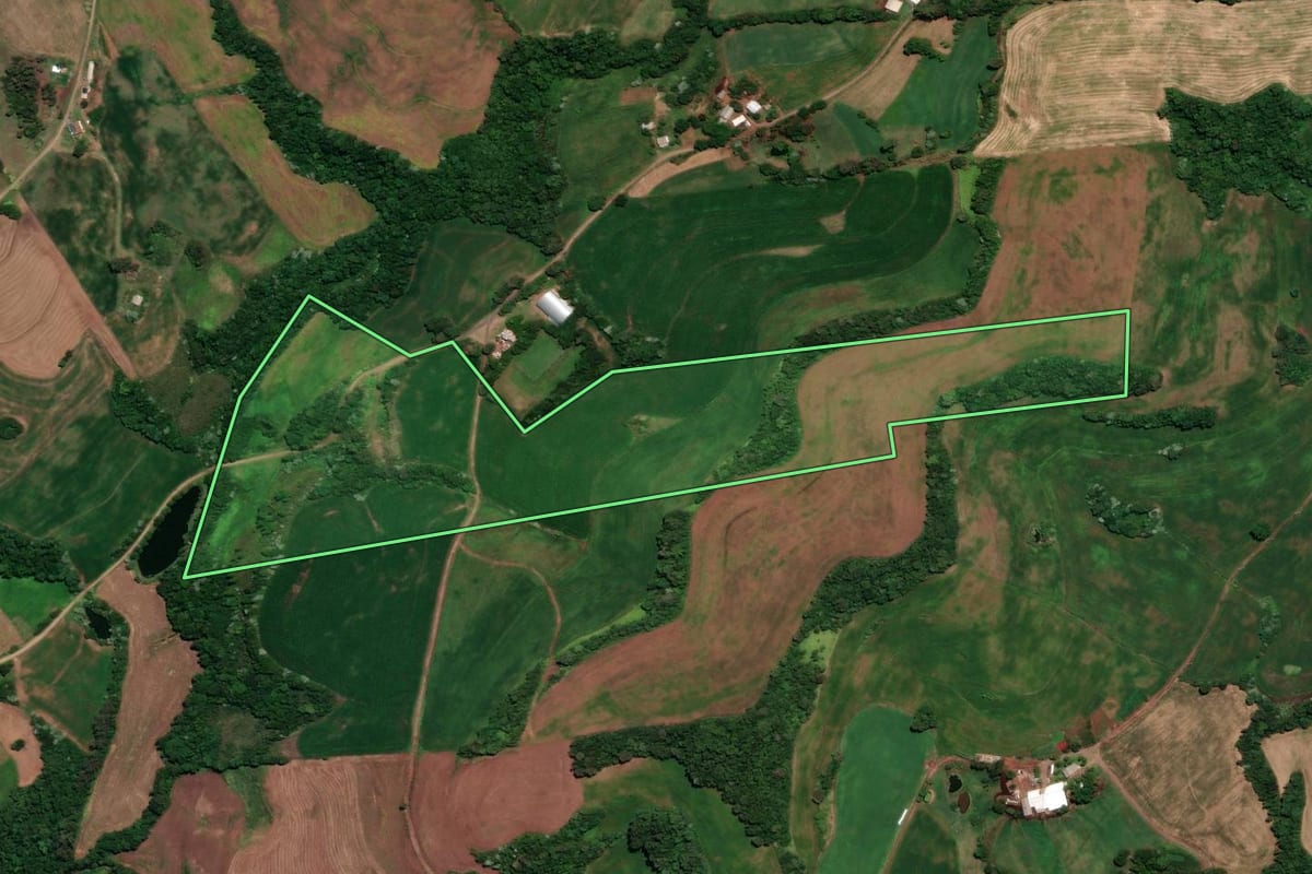 Imagem de satélite do imóvel rural em Rondinha (RS), com o contorno declarado no CAR desenhado por cima.
