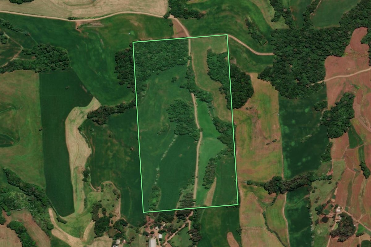 Imagem de satélite do imóvel rural em Rondinha (RS), com o contorno declarado no CAR desenhado por cima.