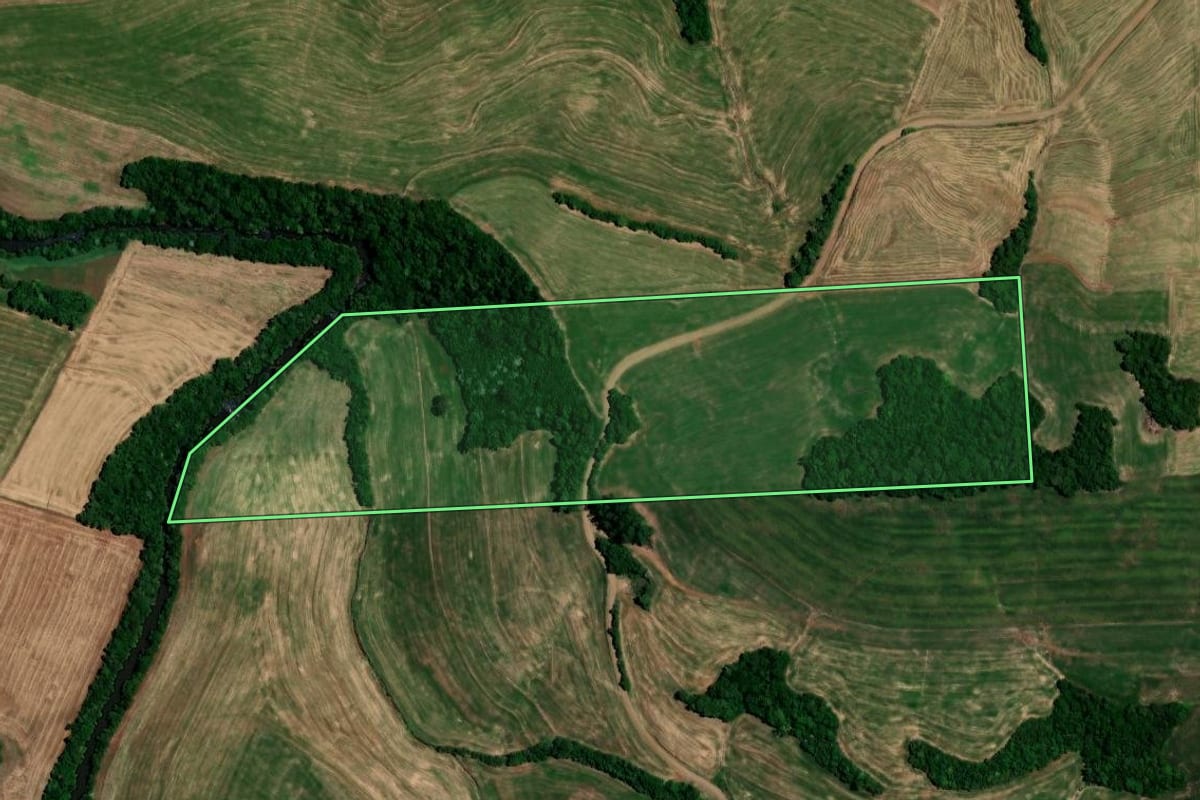 Imagem de satélite do imóvel rural em Rondinha (RS), com o contorno declarado no CAR desenhado por cima.