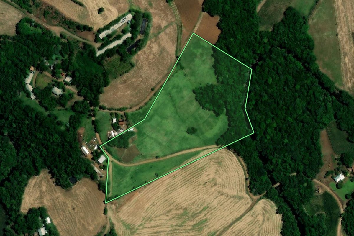 Imagem de satélite do imóvel rural em Rondinha (RS), com o contorno declarado no CAR desenhado por cima.