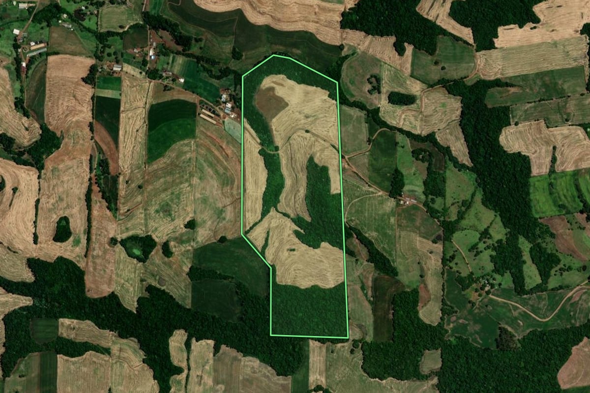 Imagem de satélite do imóvel rural em Rondinha (RS), com o contorno declarado no CAR desenhado por cima.