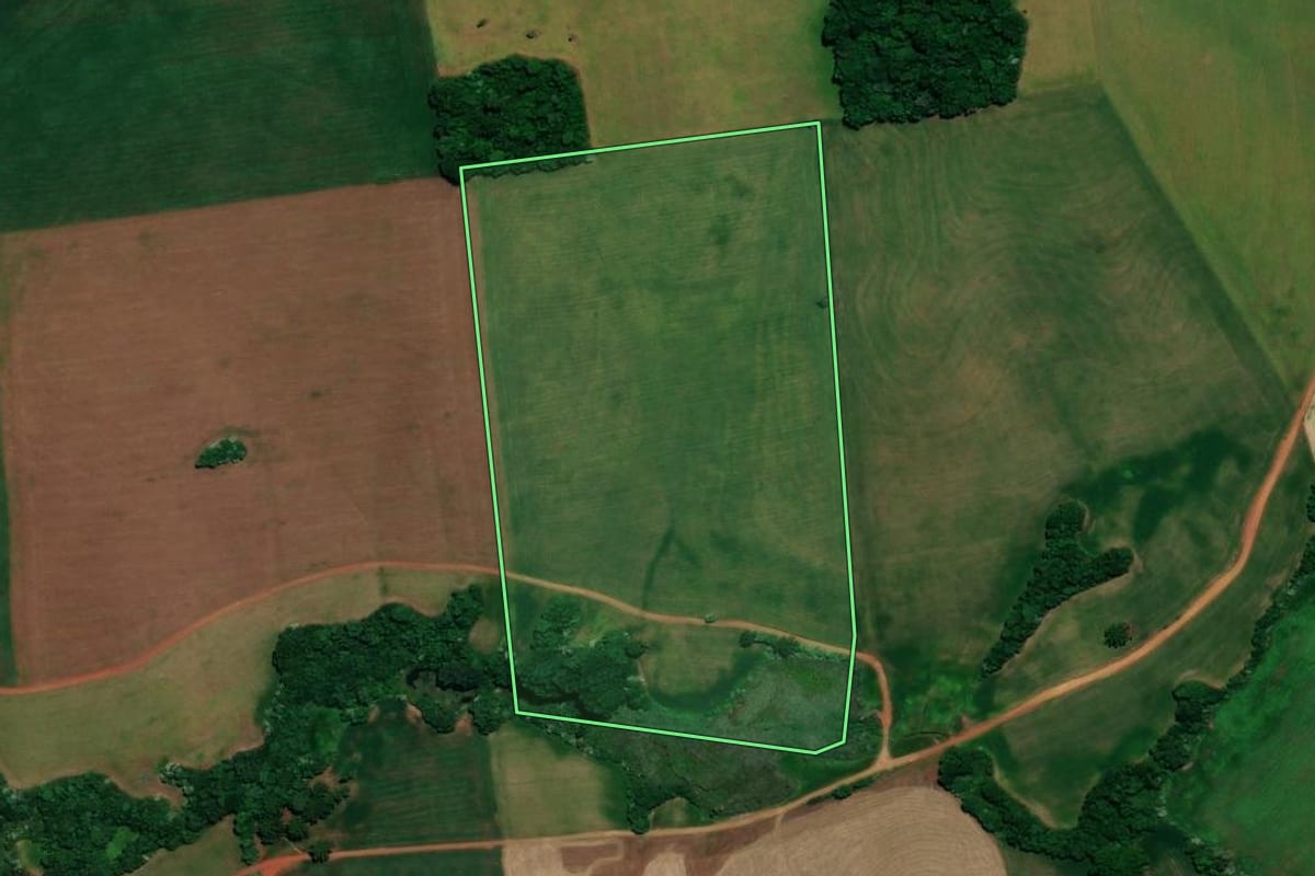 Imagem de satélite do imóvel rural em Rondinha (RS), com o contorno declarado no CAR desenhado por cima.