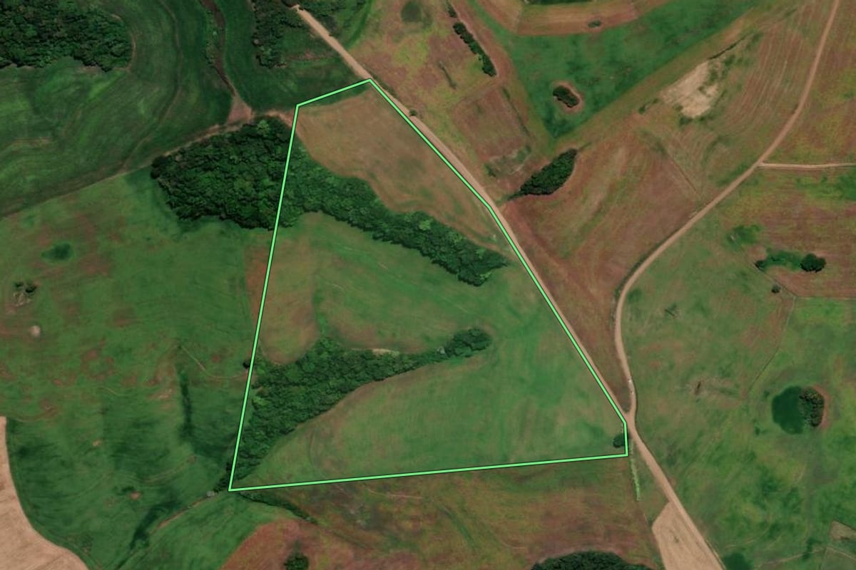 Imagem de satélite do imóvel rural em Rondinha (RS), com o contorno declarado no CAR desenhado por cima.