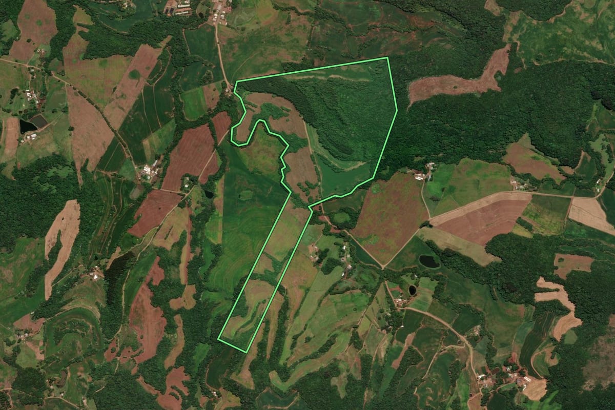 Imagem de satélite do imóvel rural em Rondinha (RS), com o contorno declarado no CAR desenhado por cima.