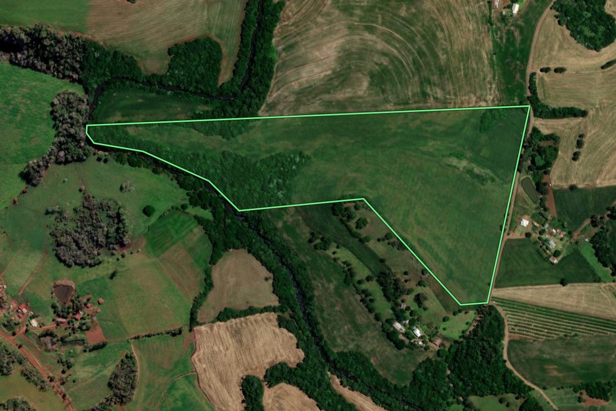 Imagem de satélite do imóvel rural em Rondinha (RS), com o contorno declarado no CAR desenhado por cima.