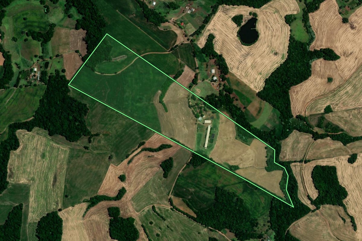 Imagem de satélite do imóvel rural em Rondinha (RS), com o contorno declarado no CAR desenhado por cima.