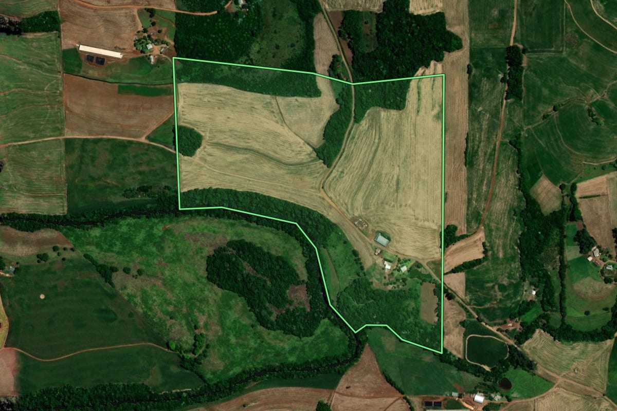 Imagem de satélite do imóvel rural em Rondinha (RS), com o contorno declarado no CAR desenhado por cima.