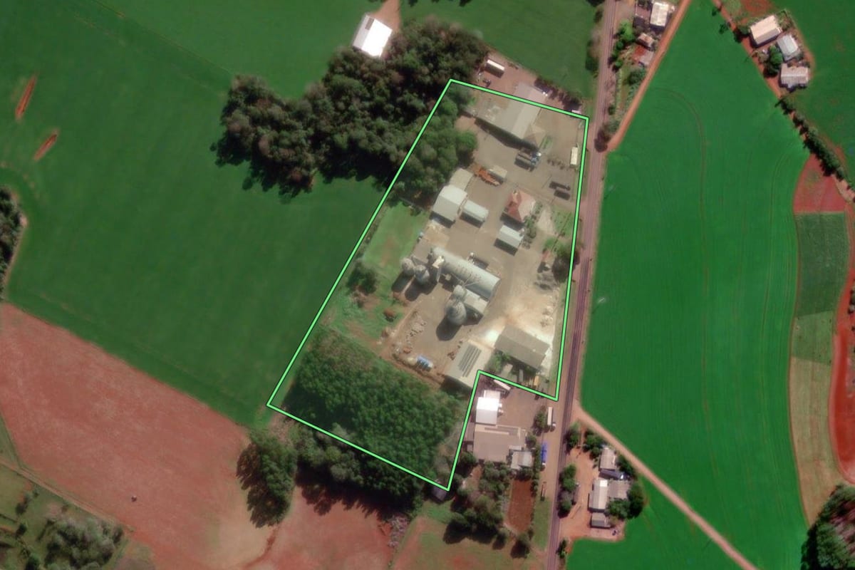 Imagem de satélite do imóvel rural em Roque Gonzales (RS), com o contorno declarado no CAR desenhado por cima.