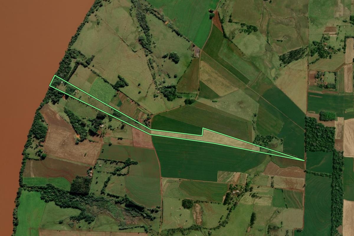 Imagem de satélite do imóvel rural em Roque Gonzales (RS), com o contorno declarado no CAR desenhado por cima.
