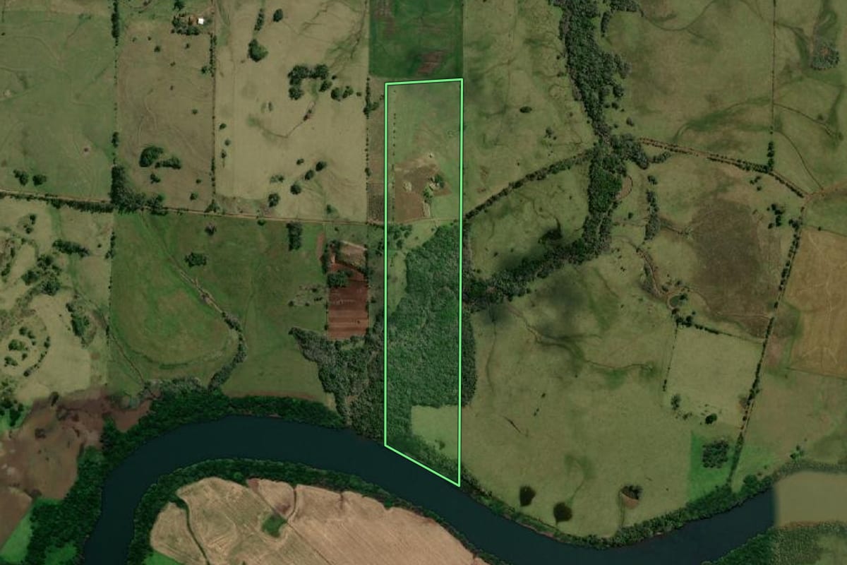 Imagem de satélite do imóvel rural em Roque Gonzales (RS), com o contorno declarado no CAR desenhado por cima.