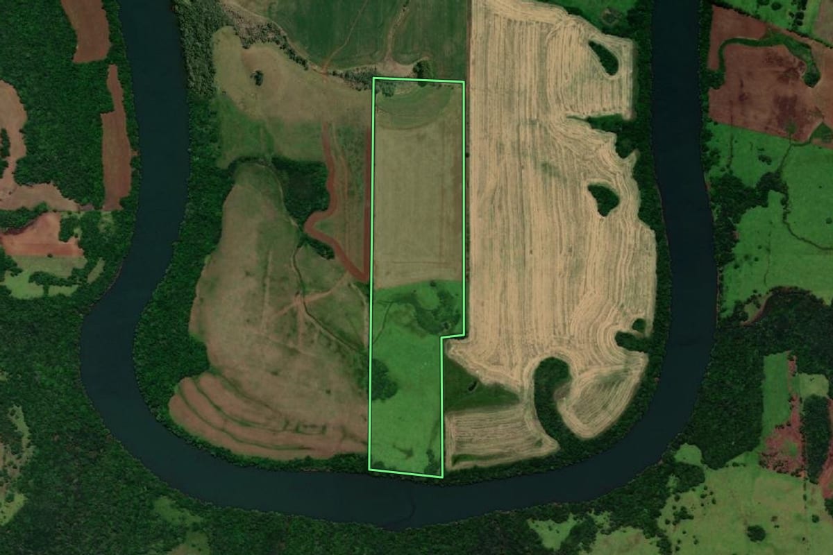 Imagem de satélite do imóvel rural em Roque Gonzales (RS), com o contorno declarado no CAR desenhado por cima.