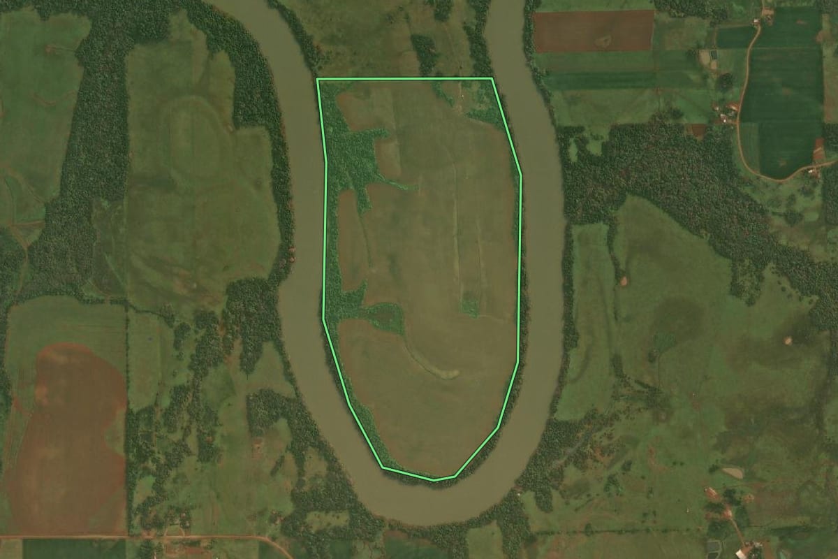 Imagem de satélite do imóvel rural em Roque Gonzales (RS), com o contorno declarado no CAR desenhado por cima.