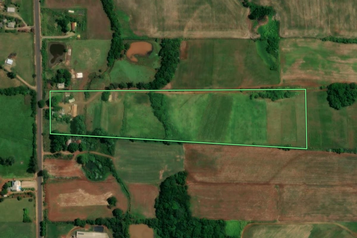 Imagem de satélite do imóvel rural em Roque Gonzales (RS), com o contorno declarado no CAR desenhado por cima.