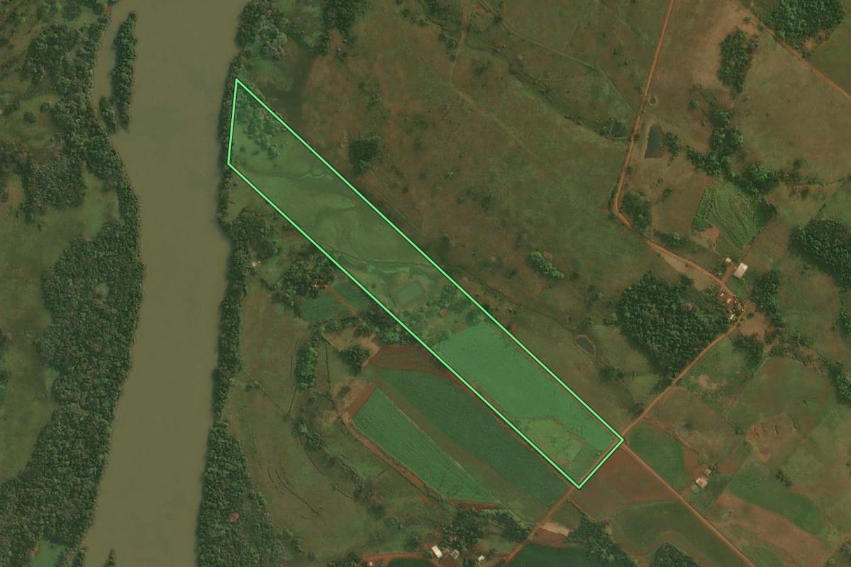 Imagem de satélite do imóvel rural em Roque Gonzales (RS), com o contorno declarado no CAR desenhado por cima.