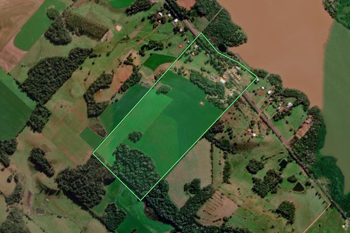 Imagem de satélite do imóvel rural em Roque Gonzales (RS), com o contorno declarado no CAR desenhado por cima.
