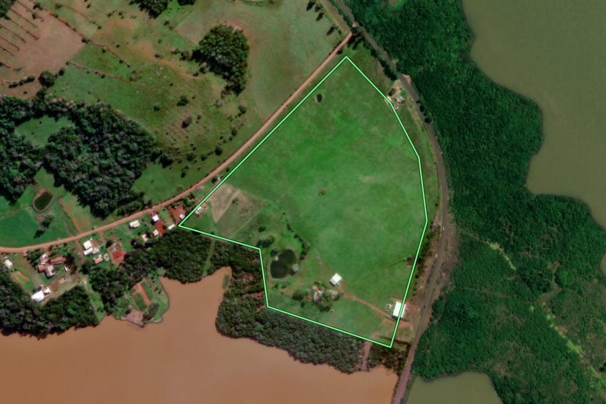 Imagem de satélite do imóvel rural em Roque Gonzales (RS), com o contorno declarado no CAR desenhado por cima.