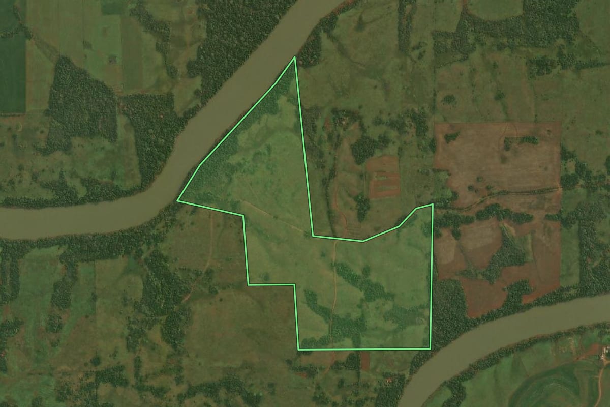 Imagem de satélite do imóvel rural em Roque Gonzales (RS), com o contorno declarado no CAR desenhado por cima.