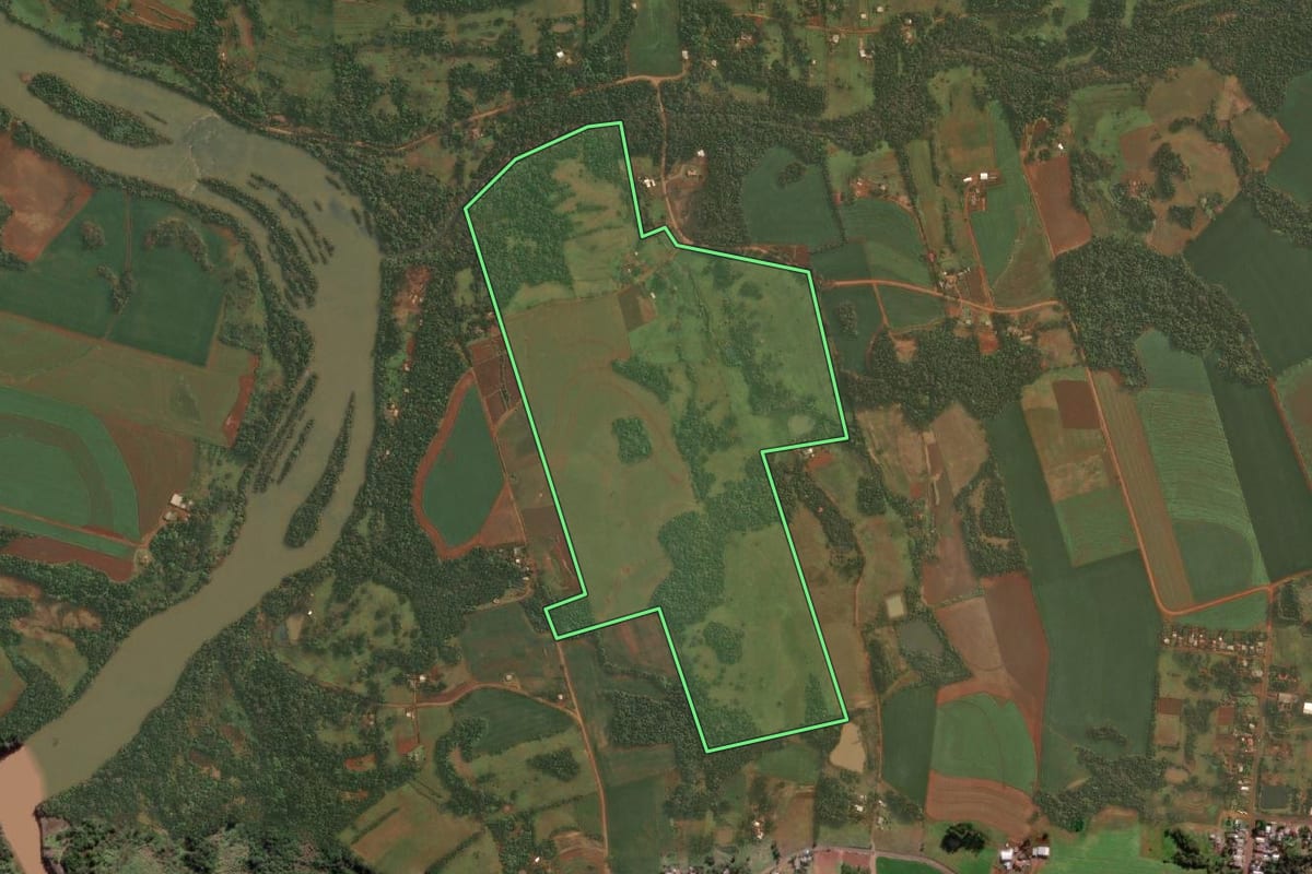 Imagem de satélite do imóvel rural em Roque Gonzales (RS), com o contorno declarado no CAR desenhado por cima.
