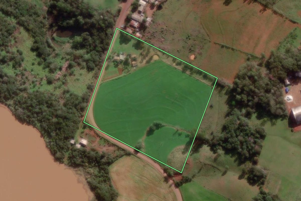 Imagem de satélite do imóvel rural em Roque Gonzales (RS), com o contorno declarado no CAR desenhado por cima.