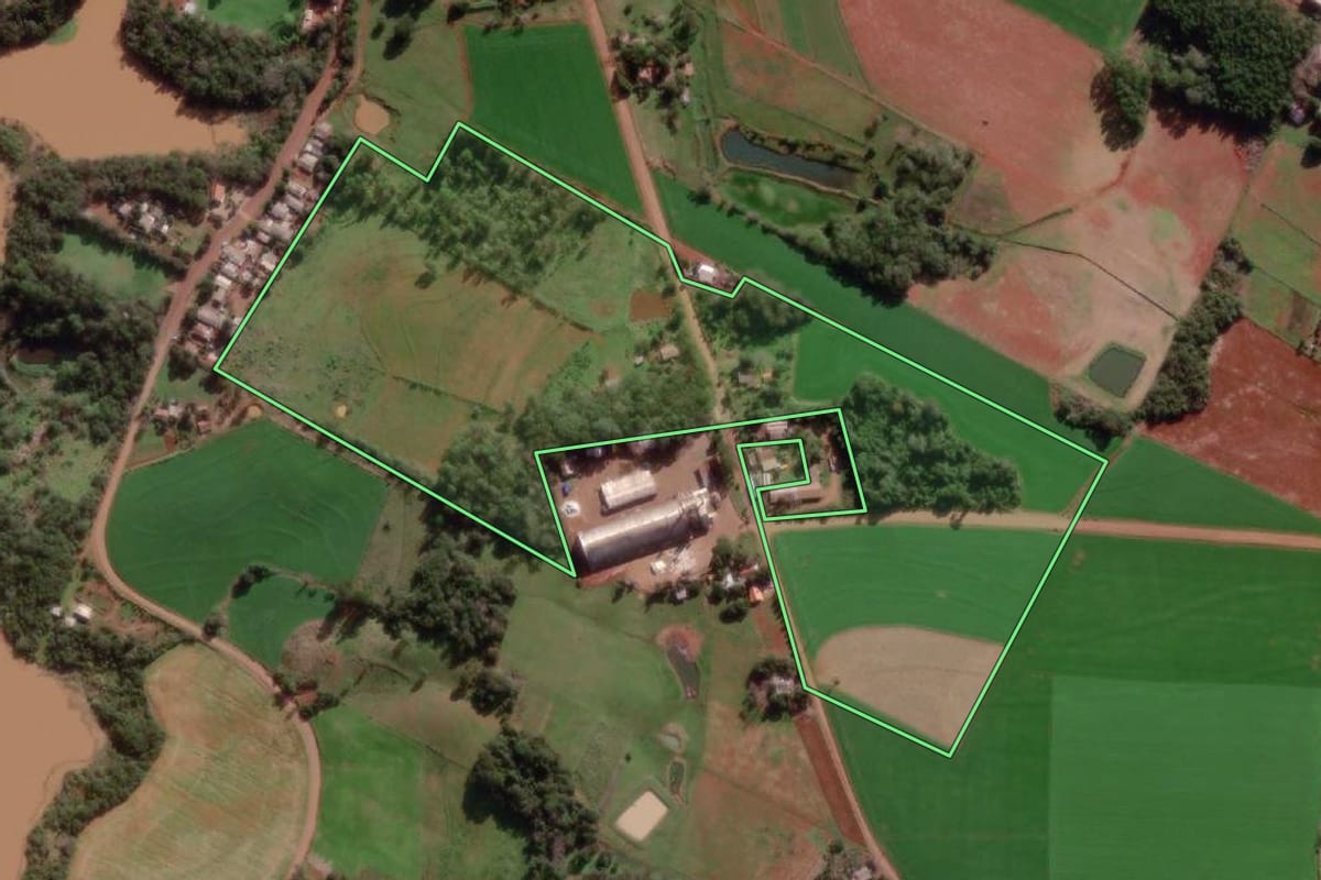 Imagem de satélite do imóvel rural em Roque Gonzales (RS), com o contorno declarado no CAR desenhado por cima.
