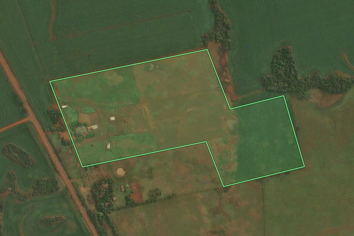 Imagem de satélite do imóvel rural em Roque Gonzales (RS), com o contorno declarado no CAR desenhado por cima.