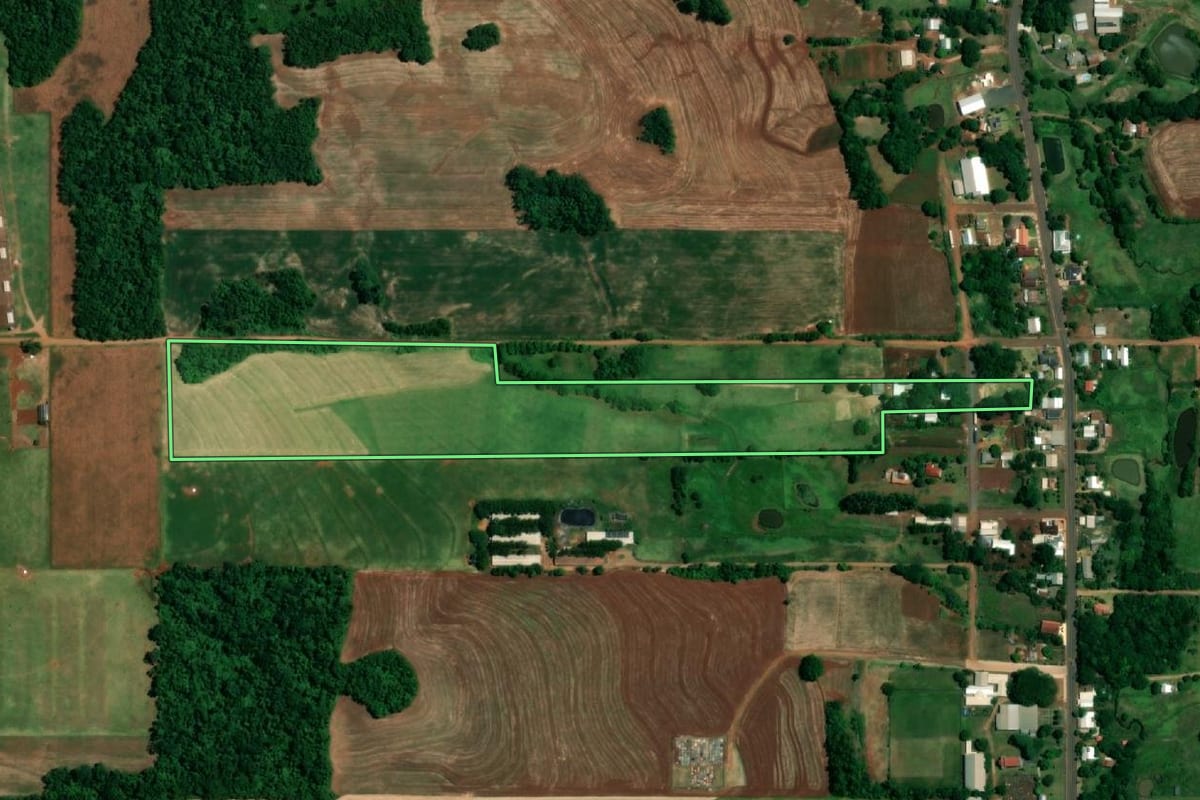 Imagem de satélite do imóvel rural em Roque Gonzales (RS), com o contorno declarado no CAR desenhado por cima.