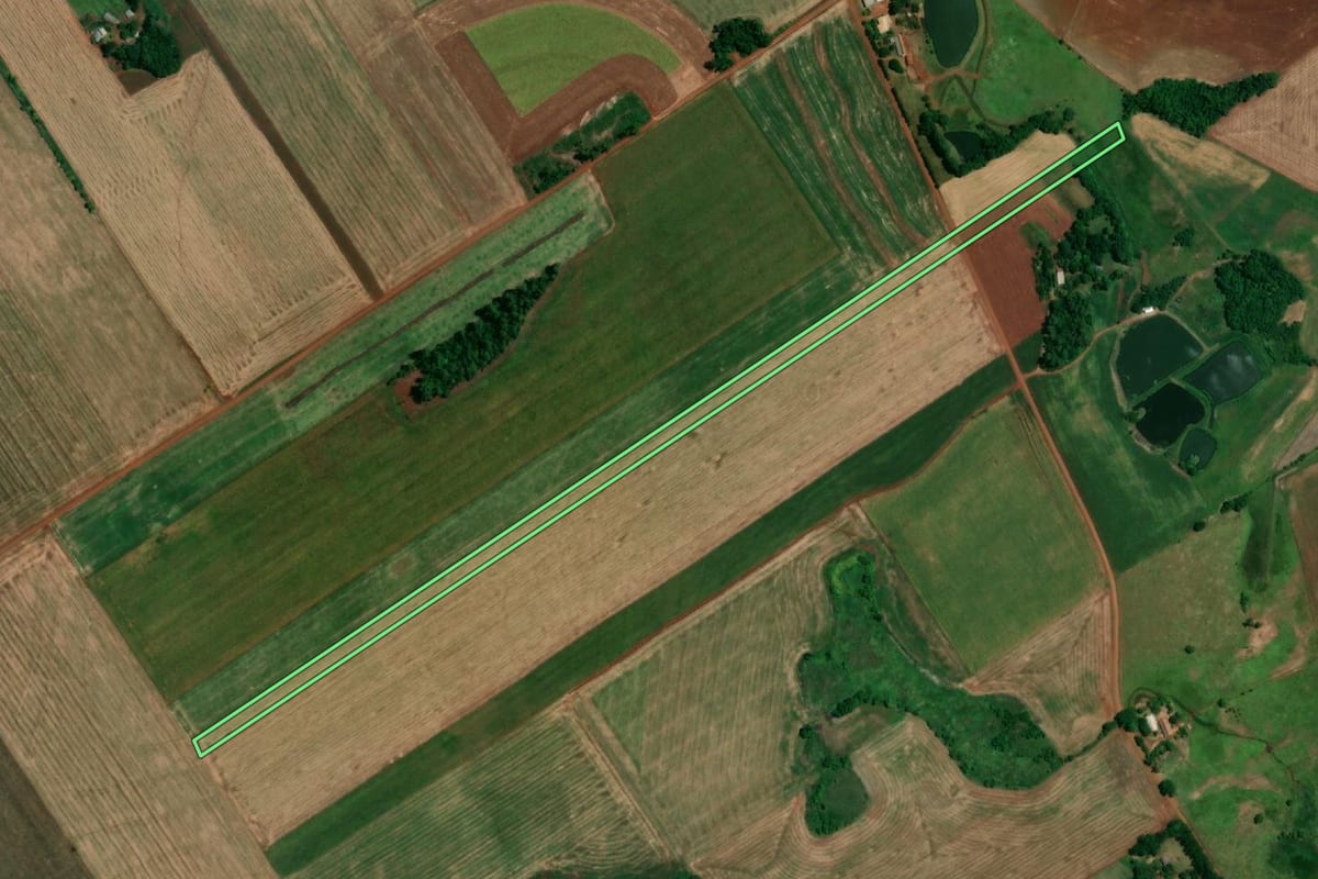 Imagem de satélite do imóvel rural em Roque Gonzales (RS), com o contorno declarado no CAR desenhado por cima.