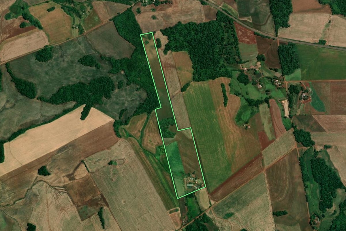 Imagem de satélite do imóvel rural em Roque Gonzales (RS), com o contorno declarado no CAR desenhado por cima.