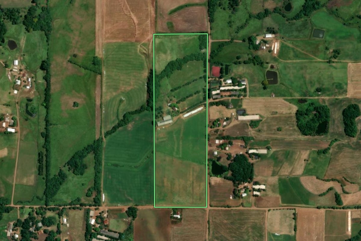 Imagem de satélite do imóvel rural em Roque Gonzales (RS), com o contorno declarado no CAR desenhado por cima.
