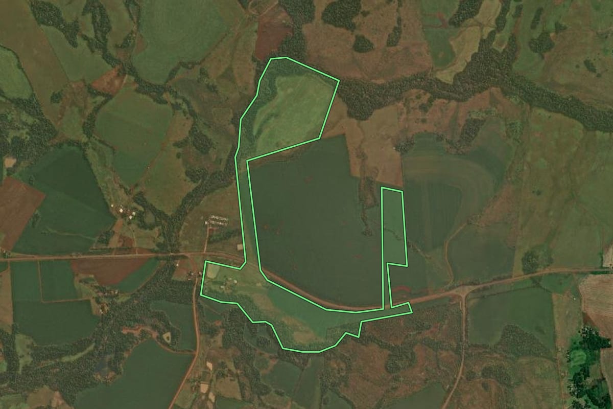 Imagem de satélite do imóvel rural em Roque Gonzales (RS), com o contorno declarado no CAR desenhado por cima.